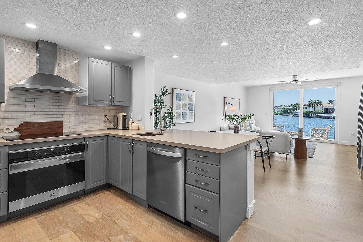 3 bed, 1398 sqft, $5,900 — Photo 2