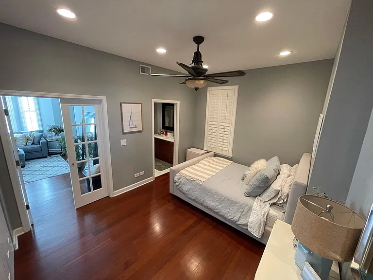 561 W Briar Pl — Photo 10
