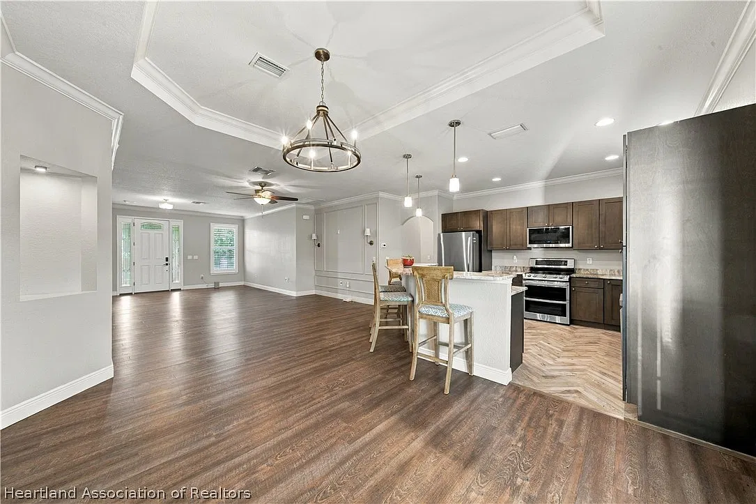 3 bed, 2.0 bath, 1740 sqft, $2,200 — Photo 2