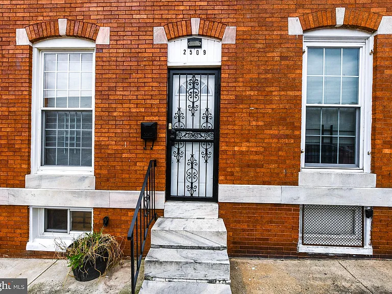2509 Christian St — Photo 4