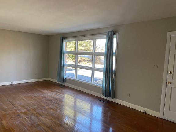 4th image of 634 23rd Ave NE