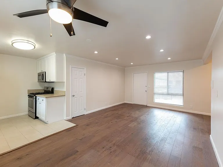 1222 W 39th St #15 — Photo 10