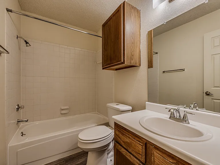 Lexington Commons - Bathroom