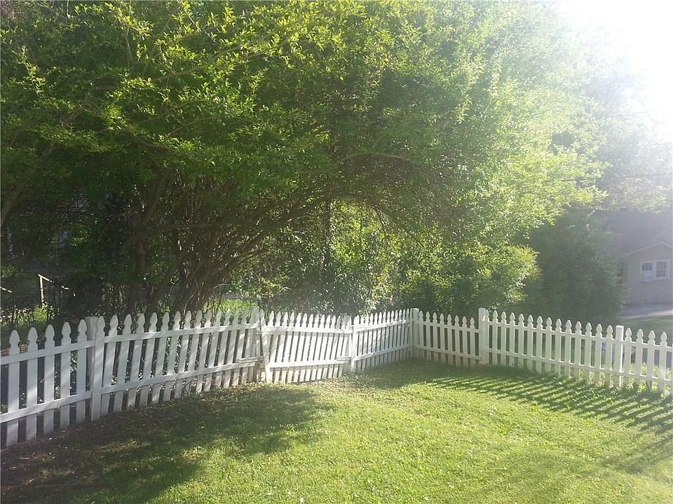 2nd image of 15 Roseway Cir NE