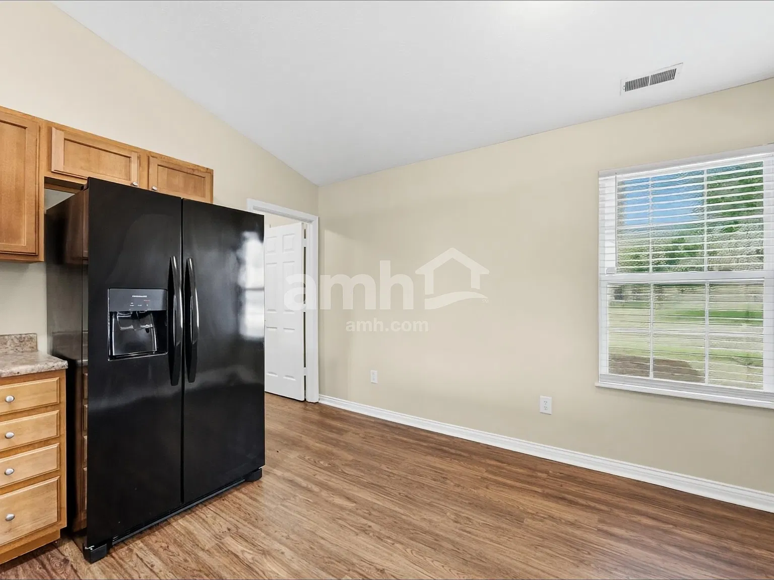 3 bed, 2.0 bath, 1202 sqft, $1,785 — Photo 4