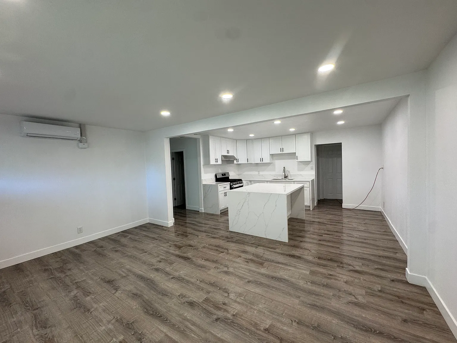 2 bed, 900 sqft, $3,200 — Photo 4
