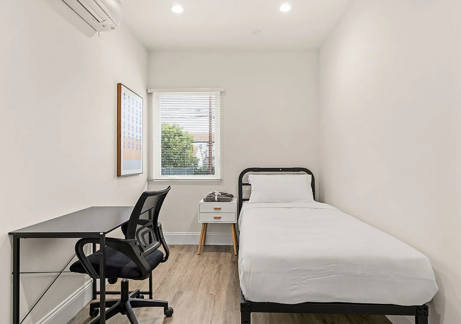 A 5 bedroom, 3 bathroom apartment with common areas and a fully functional kitchen at 1738 Kelton... — Photo 1