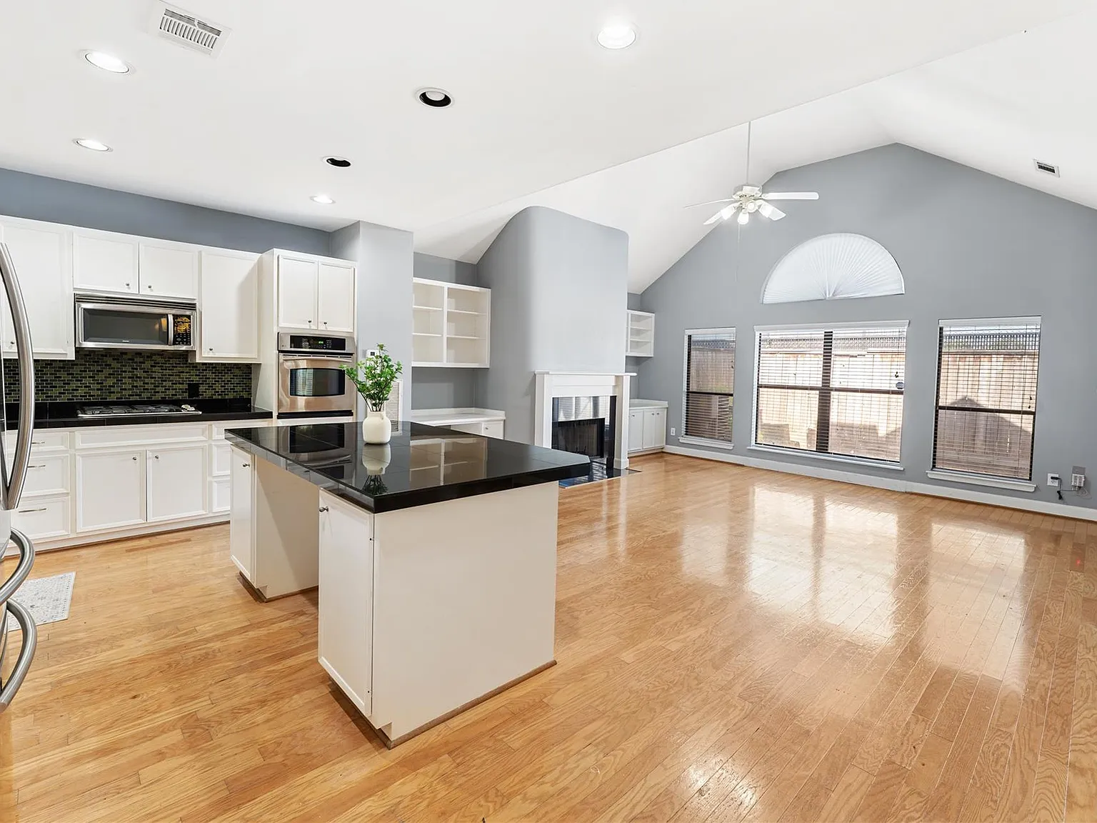 3 bed, 3.5 bath, 2693 sqft, $2,600 — Photo 2