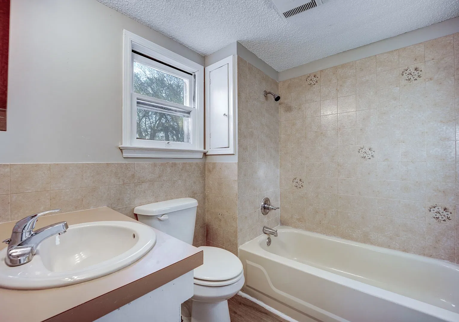 Free Month Rent! Freshly Updated 3 Bedroom House — Photo 4