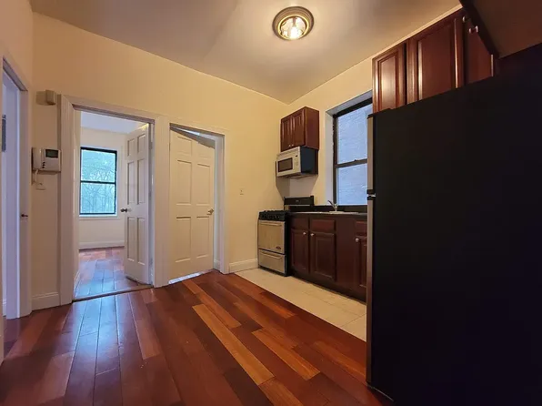 789 9th Ave #3Z, New York, NY 10019