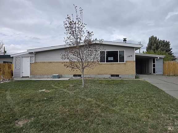 2nd image of 1979 Sherry Dr
