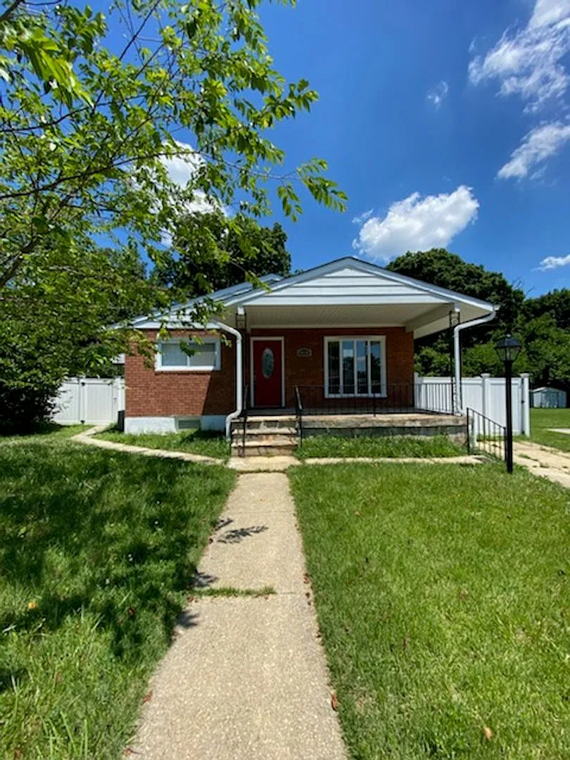 Baltimore - 4 Bedrooms and 2 baths Available! — Photo 1