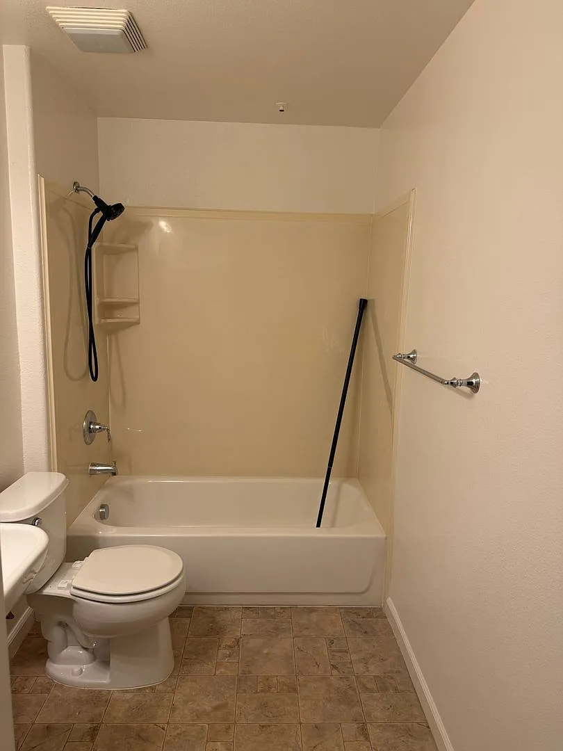Beautifully Updated 2 bedroom 2 bath — Photo 4