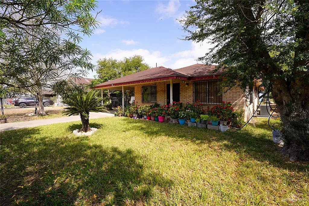 3 bed, 1.0 bath, 1075 sqft, $1,200 — Photo 4