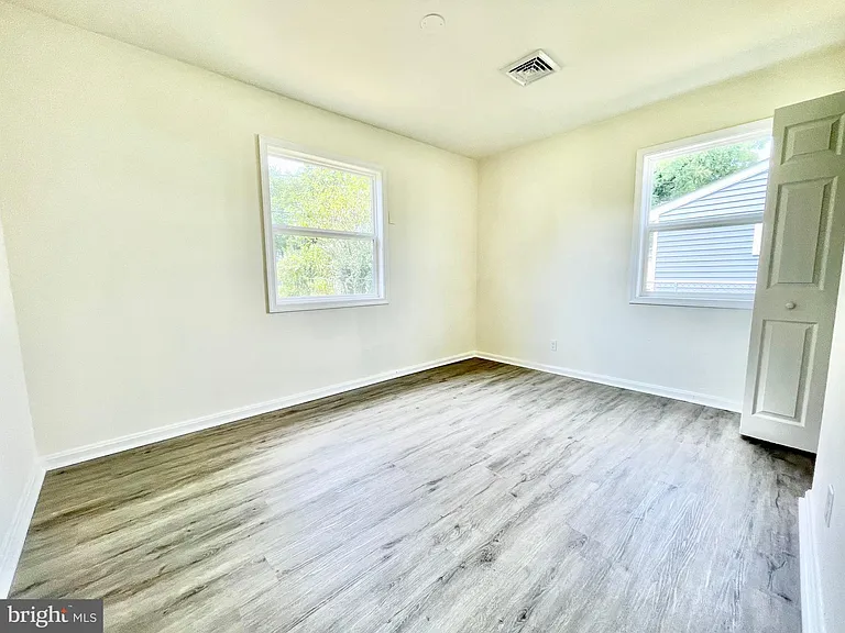 1416 S Governors Ave — Photo 17