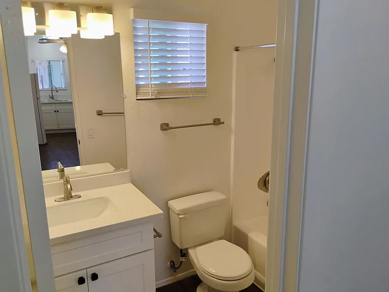 Iris Arms Apartments — Photo 11