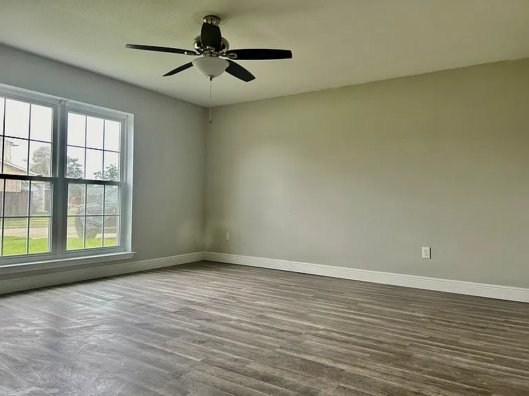 1028 Kingsway Dr W — Photo 5