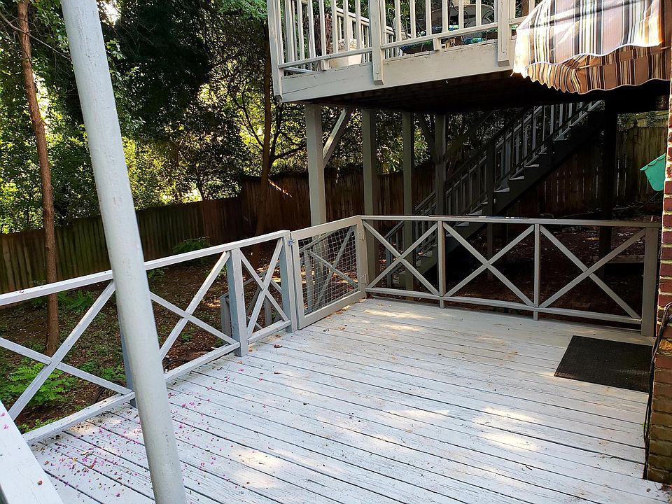 Large private deck- perfect for entertaining