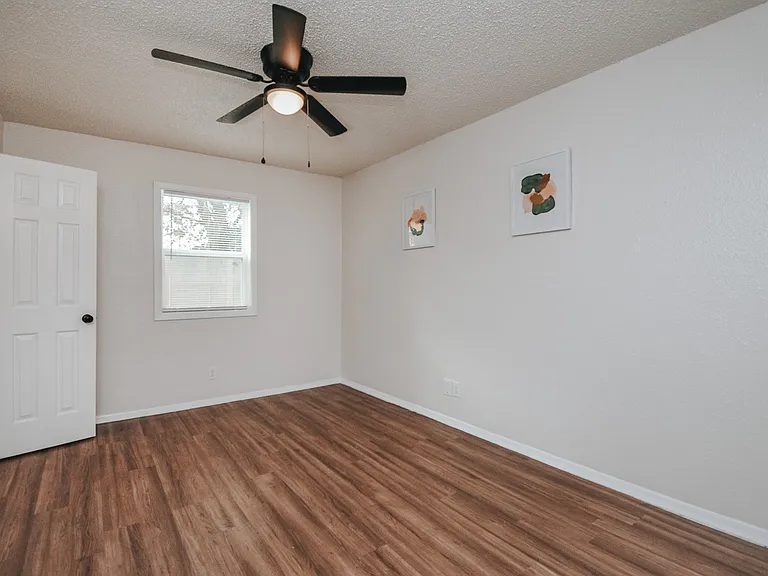 305 E Brazos St — Photo 3