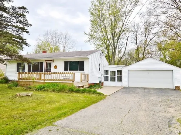 1250 Carlson Dr, Burton, MI 48509