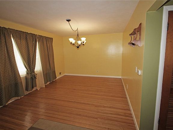 3rd image of 5 Hilltop Dr