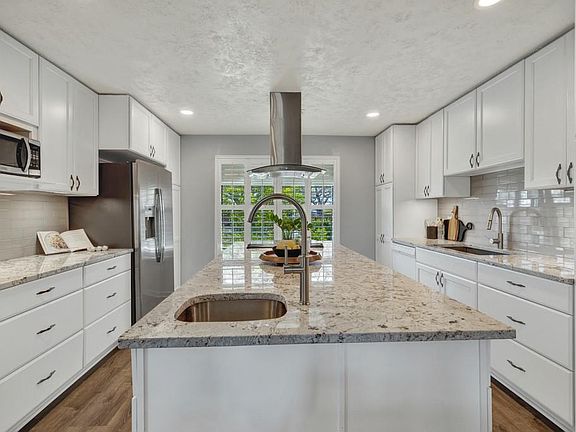 3rd image of 115 Oak Ridge Dr