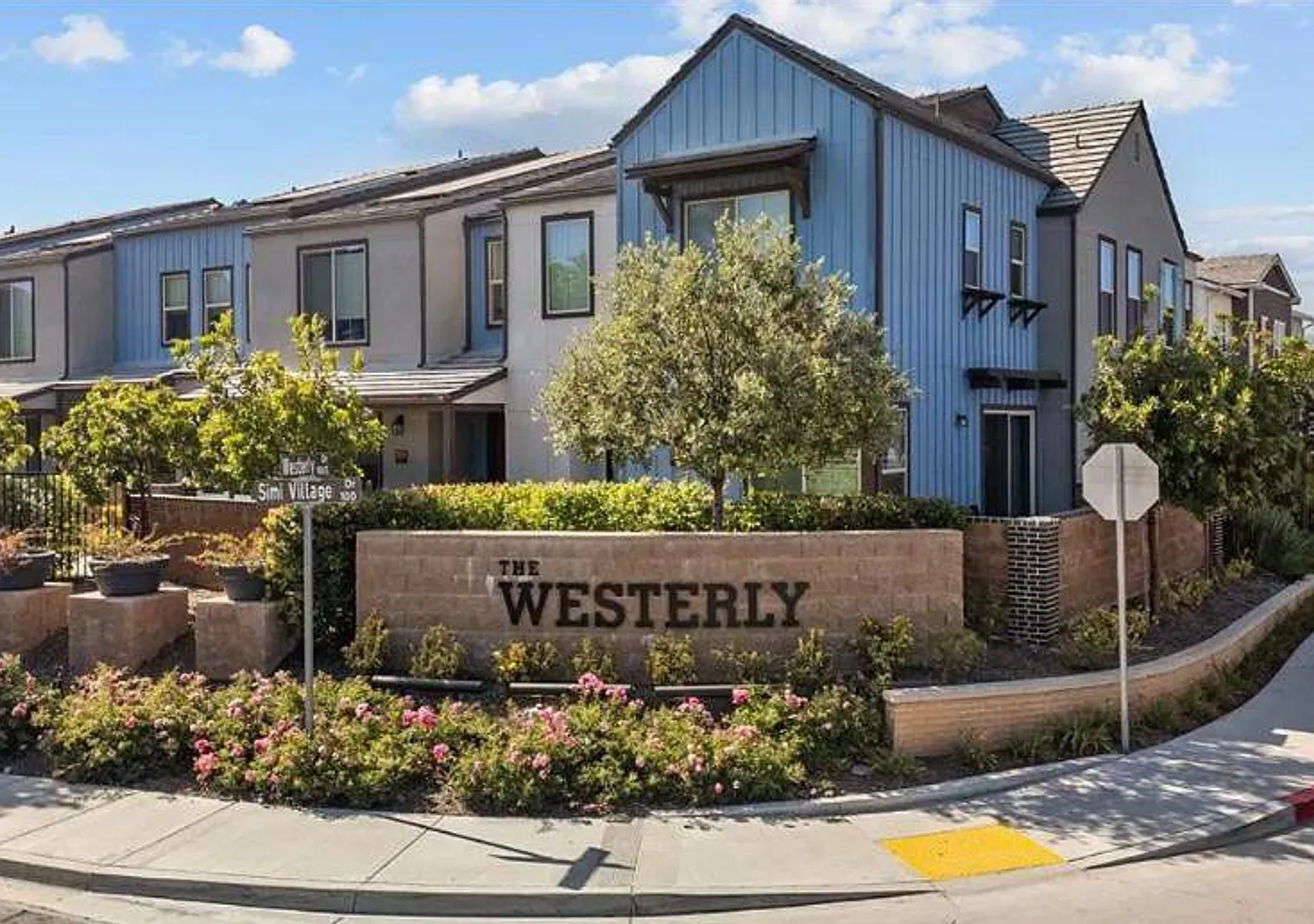 Stunning 4 bed, 2.5 bath end unit in Westerly neighborhood — Photo 1