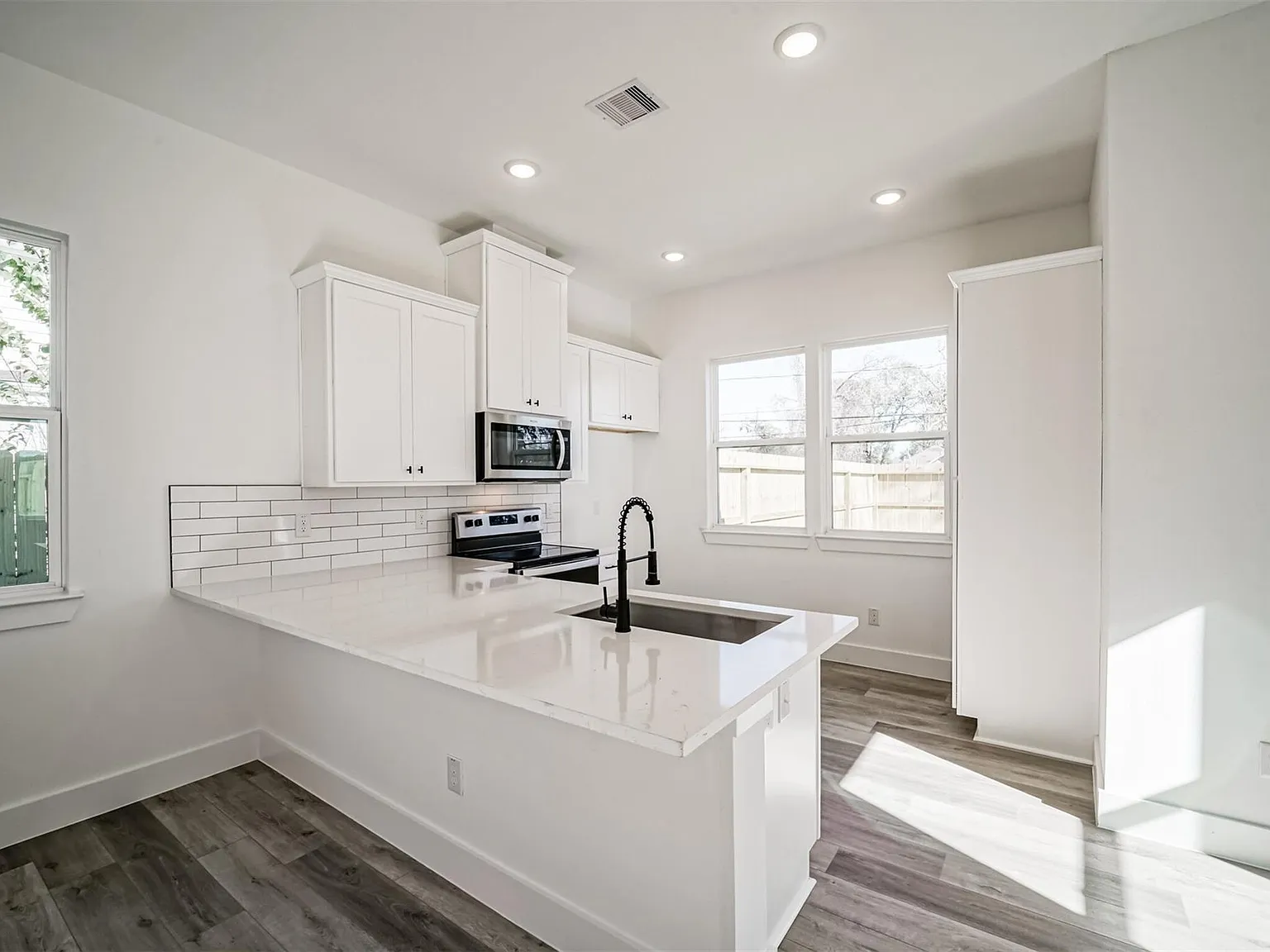 2 bed, 2.0 bath, 902 sqft, $1,600 — Photo 4