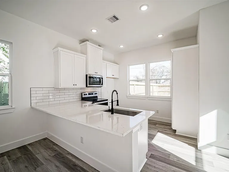 8409 Schneider St — Photo 4