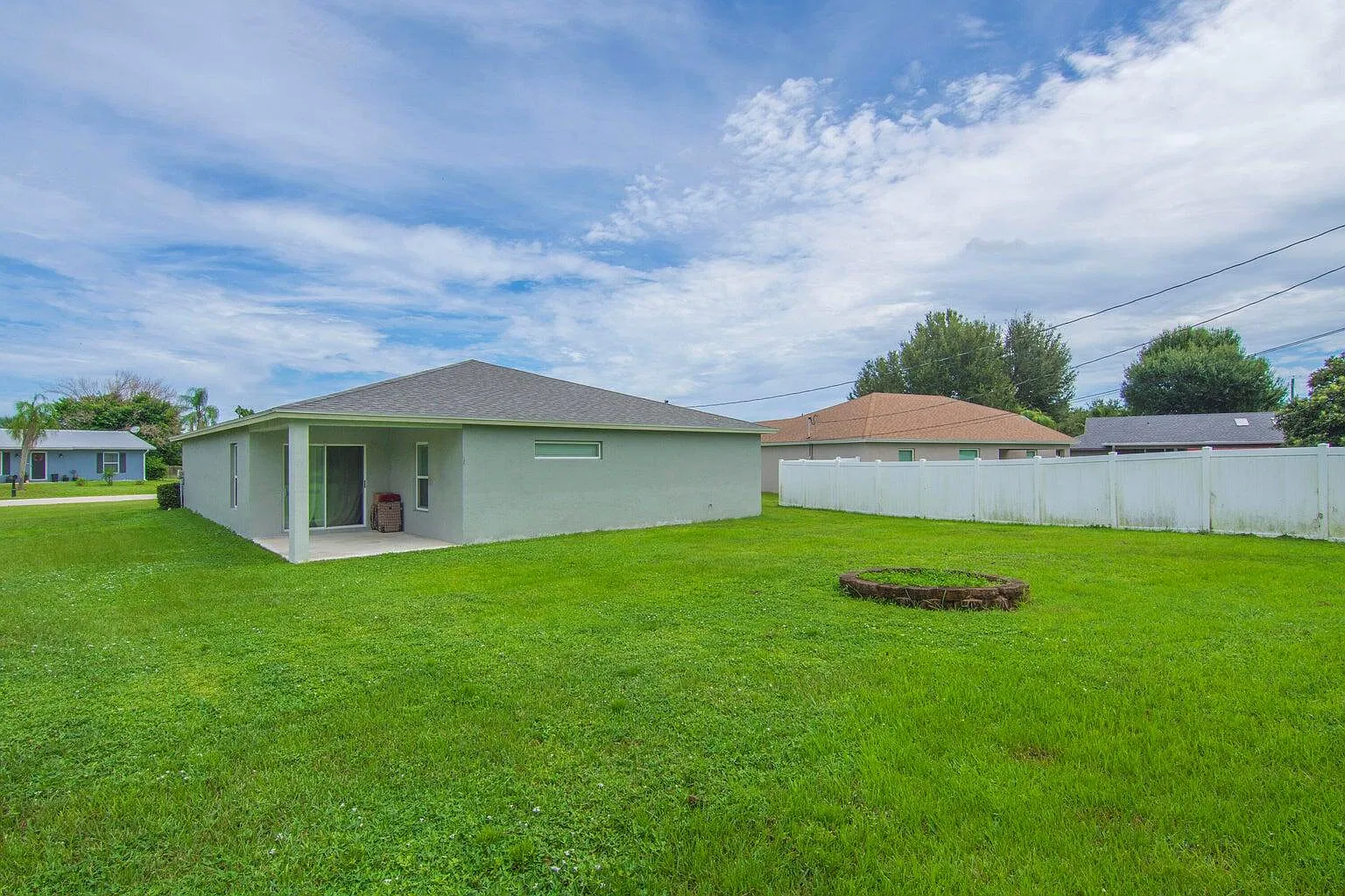 4 bed, 2.0 bath, 1833 sqft, $2,600 — Photo 4