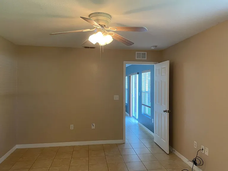 1034 Glencove Ave NW — Photo 10