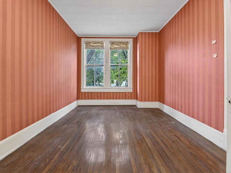 19th image of 214 South St E