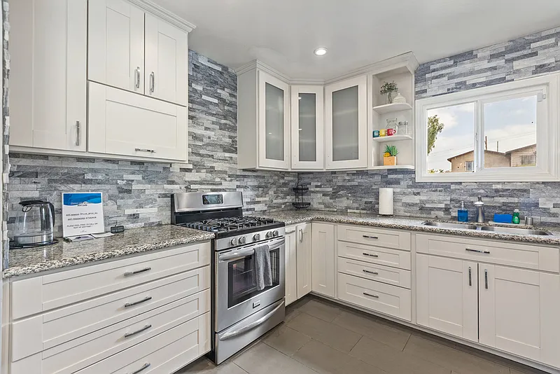 3 bed, 1.0 bath, $5,825 — Photo 2