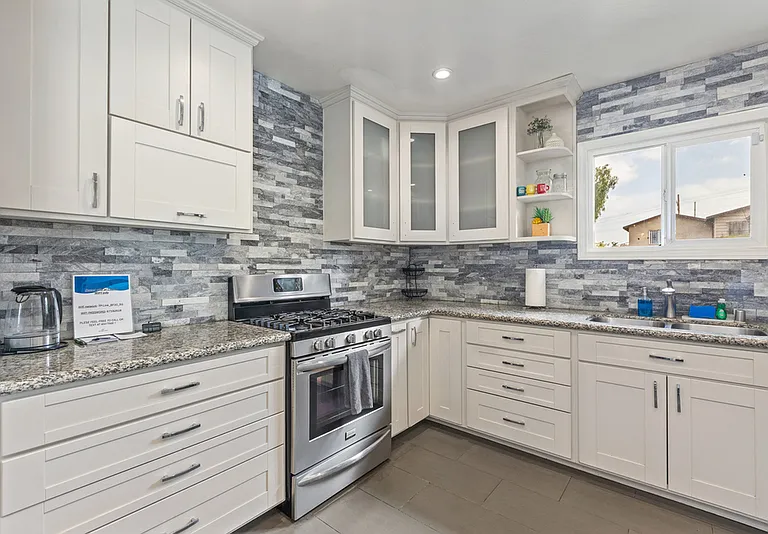 3254 Logan Ave — Photo 2