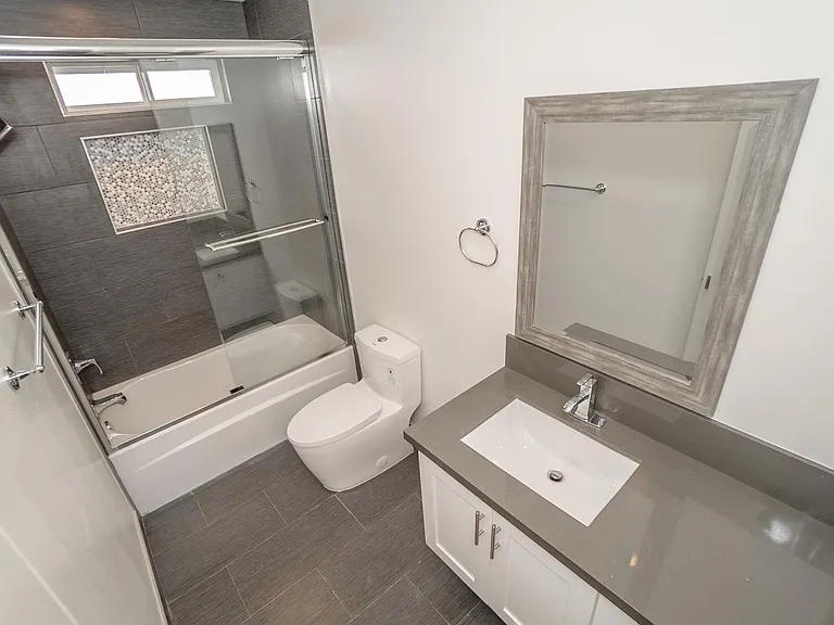 2631 S La Salle Ave — Photo 25