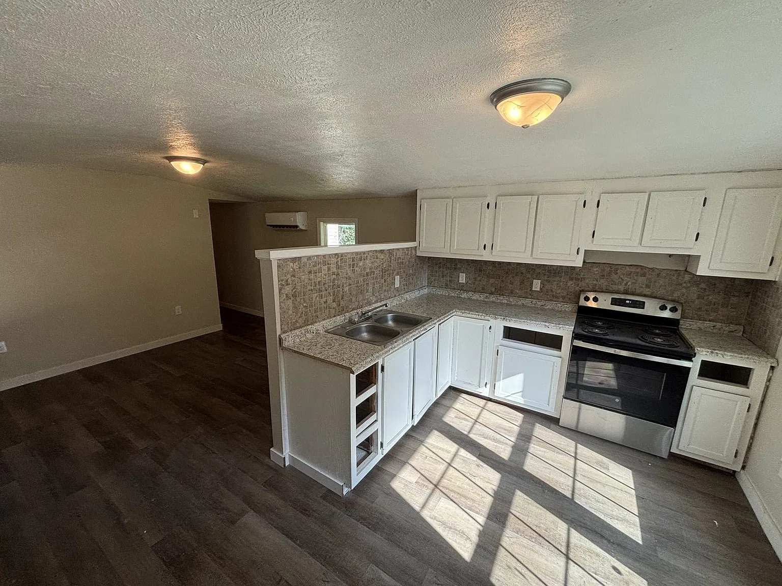 3 bed, 900 sqft, $965 — Photo 3