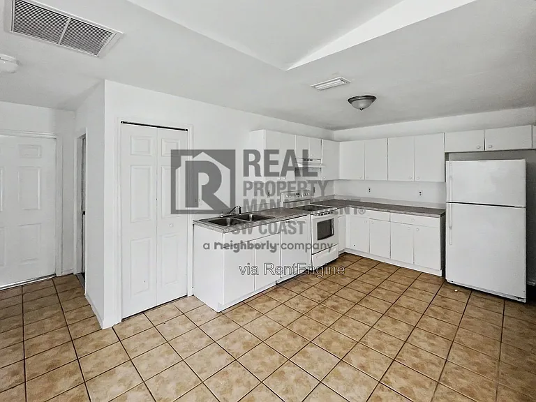 1135 Harry Ave S — Photo 6