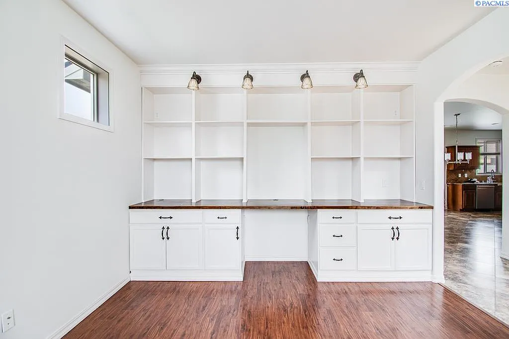 3 bed, 2.5 bath, 2385 sqft, $2,825 — Photo 3