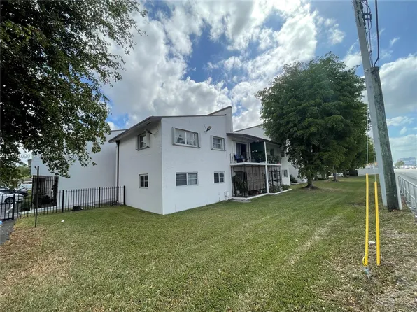 9520 SW 8th St APT 211, Miami, FL 33174