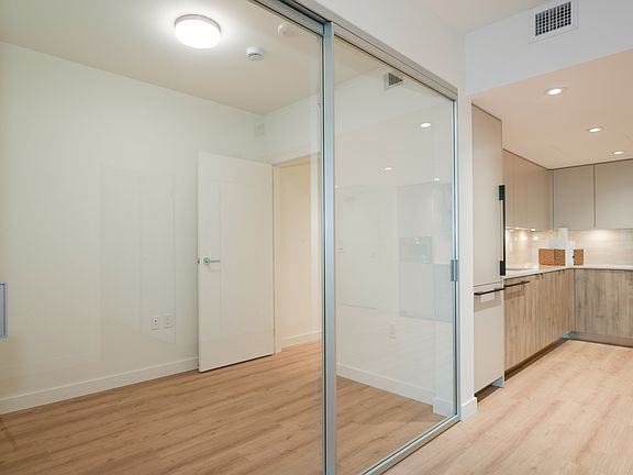 5th image of 755 Harbourside Dr #526