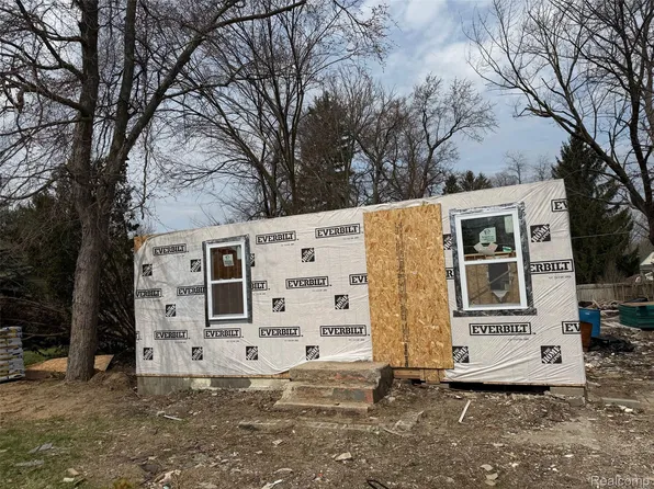 2935 Jackson Blvd, Highland, MI 48356