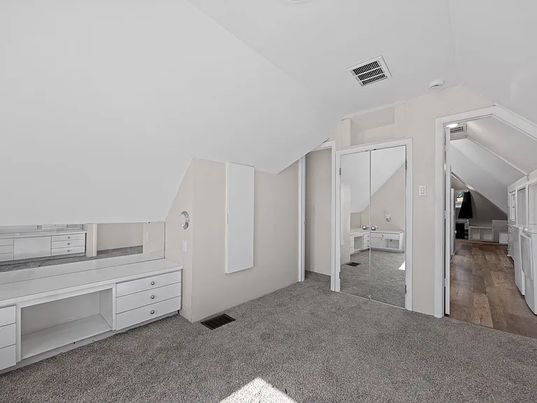 Thomas Logan Apartments — Photo 4