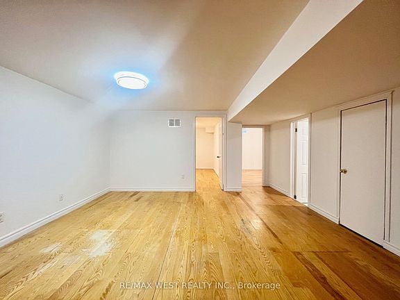 5th image of 147 Woodhall Rd #Basement