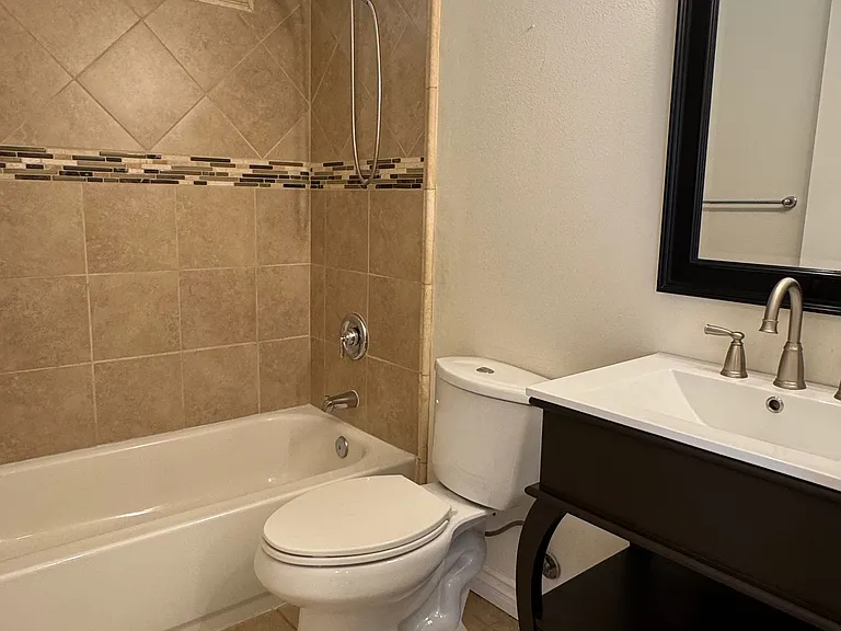 24224 Victory Blvd — Photo 13