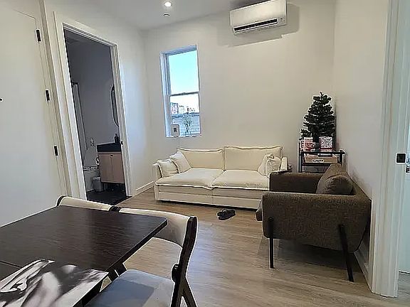 5th image of 313 Linden St APT 2R
