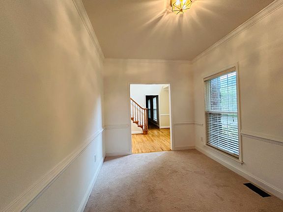 5th image of 76 Crestwood Ln
