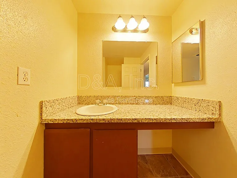 1150 NW Walnut Blvd — Photo 10