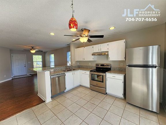 4th image of 3058 Champion Ln SW