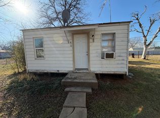 814 Tennessee St, Graham, TX 76450