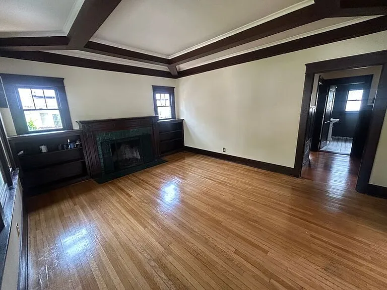 514 E Howard St — Photo 3
